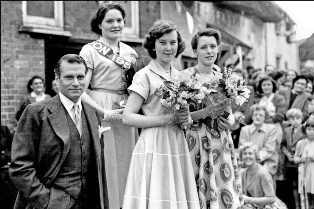 Laurence Olivier outside Church House in 1953